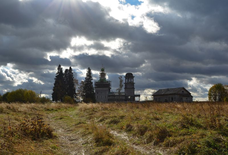 Це́рковь Богоявле́ния Госпо́дня — деревянный православный храм в деревне Полеphoto preview
