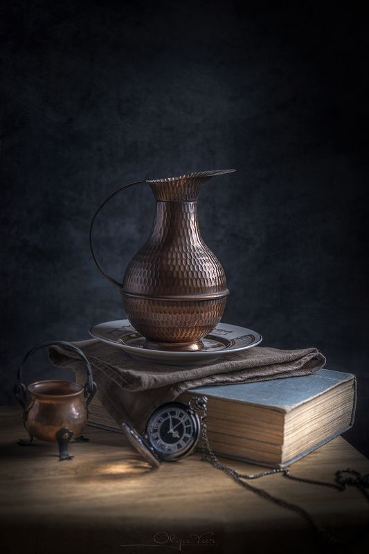 кувшин, часы, книга photo preview