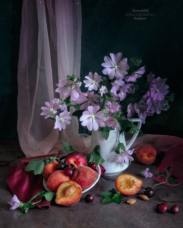 натюрморт,  ваза, цветы, фрукты, фото у окна Лаватера фото превью