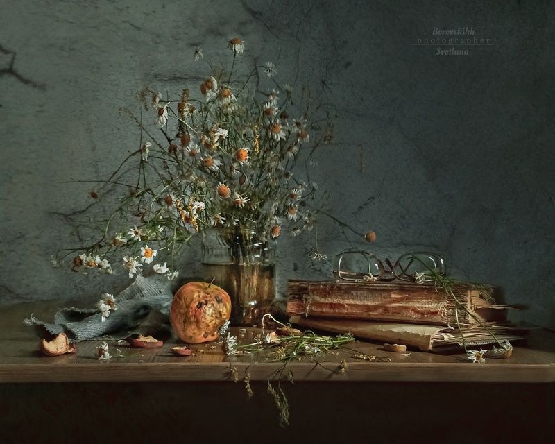 натюрморт, низкий ключ, darkphoto, стекло, цветы, книга, яблоки, старость, фото на телефон Состарились фото превью