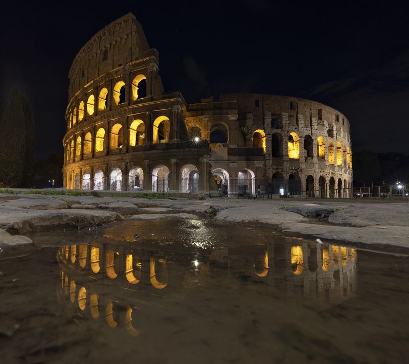il Colosseo in una pozzangheraphoto preview