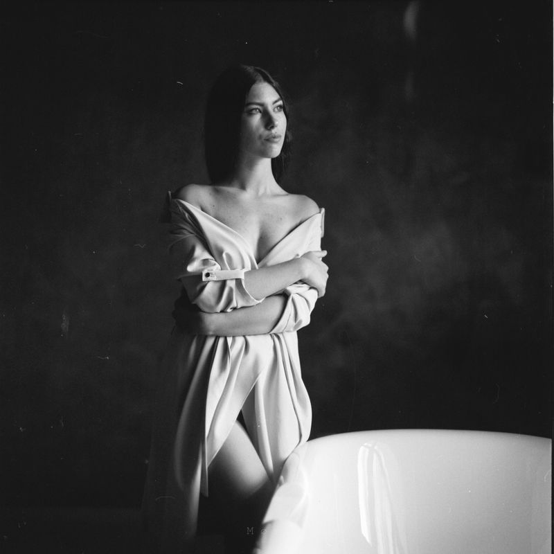 плёнка, чб, средний формат, портрет, ванная, свет, девушка, film, medium format, women, light photo preview