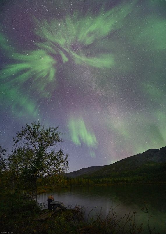 Разглядывая узоры в ночном небе фото превью