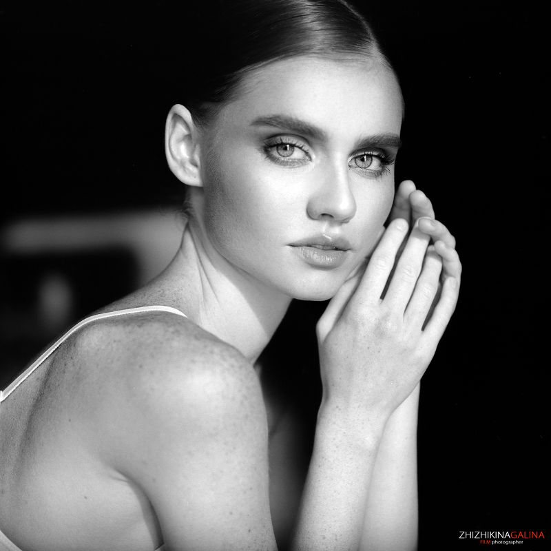 portrait, girl, beauty, film, bw, black and white, b&w, девушка, пленка, портрет, прикосновение, руки, красивая, чб, черно-белое Сила ее взгляда фото превью