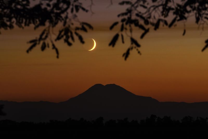 кавказ, горы, гора, луна, закат, эльбрус,  молодая луна, месяц, новолуние, полумесяц, new moon Южные сныphoto preview