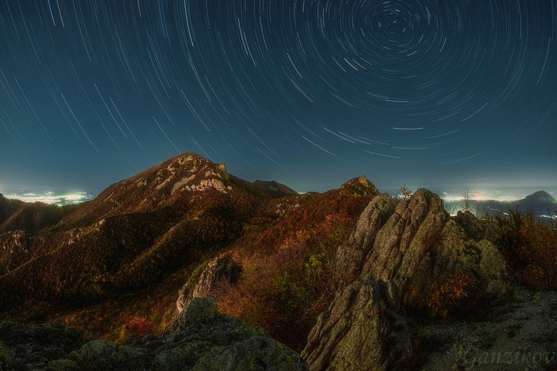 Россия,  Кавказ, Ставрополье, КМВ, Пятигорск, Лермонтов, Бештау, горы, осень, ночь, треки, звезды Круговорот осениphoto preview