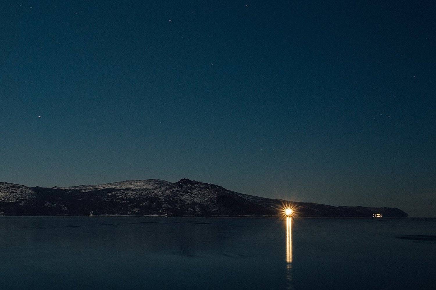 Свет во тьме . Автор: Евгений Труфанов море, корабль, огни, небо, звезды, Евгений Труфанов