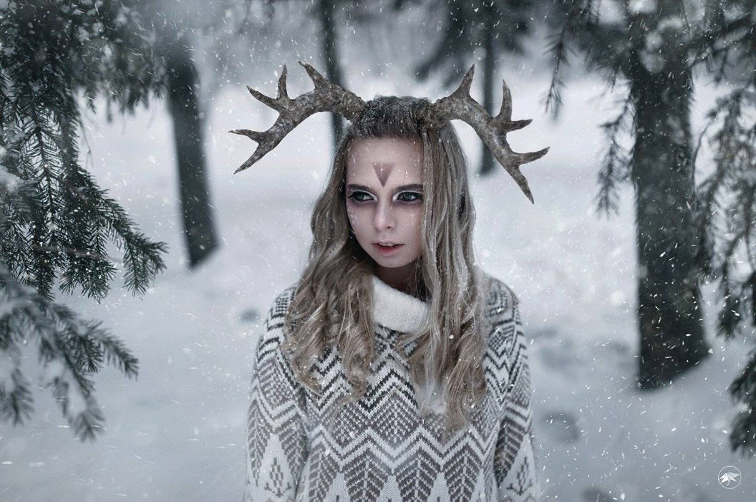 девушка, рога, копыта, снег, лес, хлопья, холод, макияж, раскраска, ветви, арт, Роман Золотой