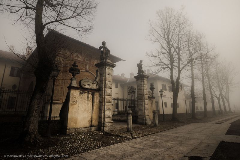 Certosa di Pavia, Italy, architecture, certosa, fog, gate, path, religion, sculpture, secret, tree, Италия, Павийская Чертоза, архитектура, ворота, дерево, дорожка, религия, скульптура, тайна, тропа, туман, чертоза у ворот монастыря.photo preview