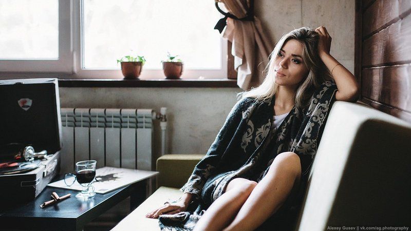 girl,beauty,room,sofa,glass,cinnamon,winter,gramophone,vynil,indoor Days of decemberphoto preview