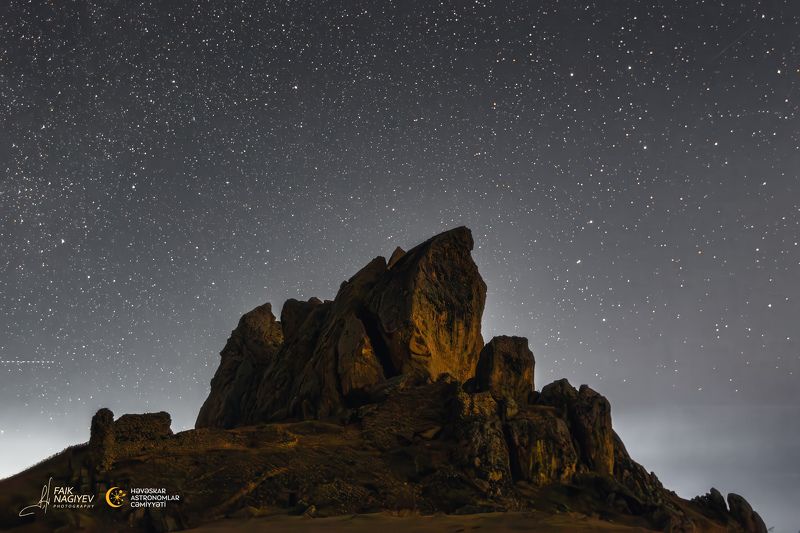 гора Бешбармаг (Пять пальцев) на фоне звездphoto preview