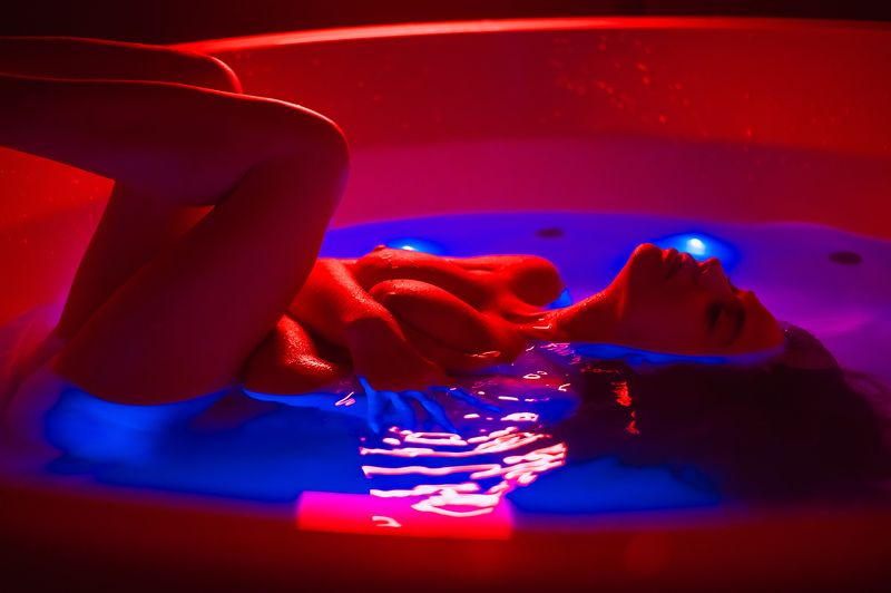 ванная, брызги, красный, мокрая, капли, грудь, ню, Михаил Решетников цветной светphoto preview