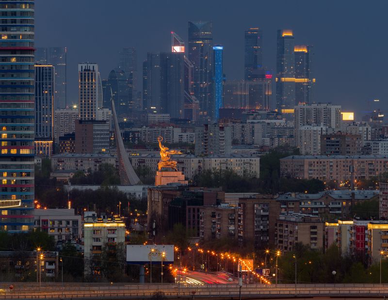 москва, городской пейзаж, архитектура, moscow, msc, russia, россия, небоскребы, architecture, cityscapes Рабочий и Колхозница на фоне сумеречной городской застройкиphoto preview