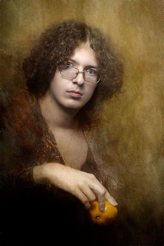 юноша с мандарином фото превью