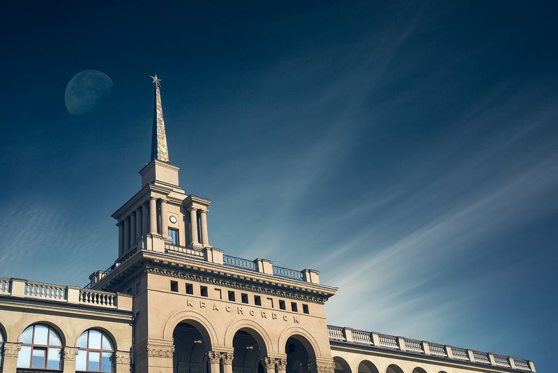 город, архитектура, пейзаж, здание, шпиль, небо, выдержка, луна, вокзал, речной, красноярск Речной вокзалphoto preview