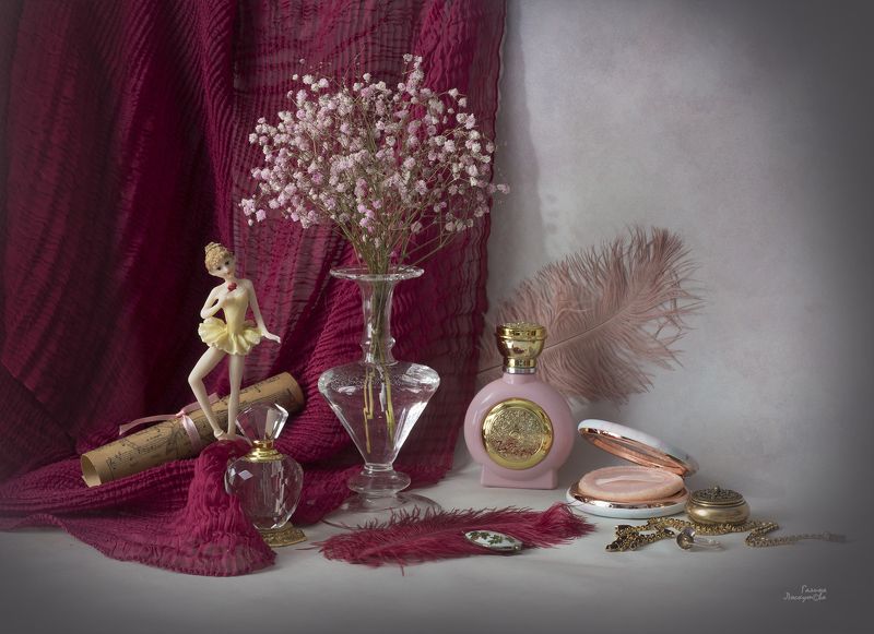ваза, гипсофила, статуэтка, букет, пудреница, раковина, флакон, ноты, перо, драпировка, жемчуг Женские штучки или Уголок кокеткиphoto preview