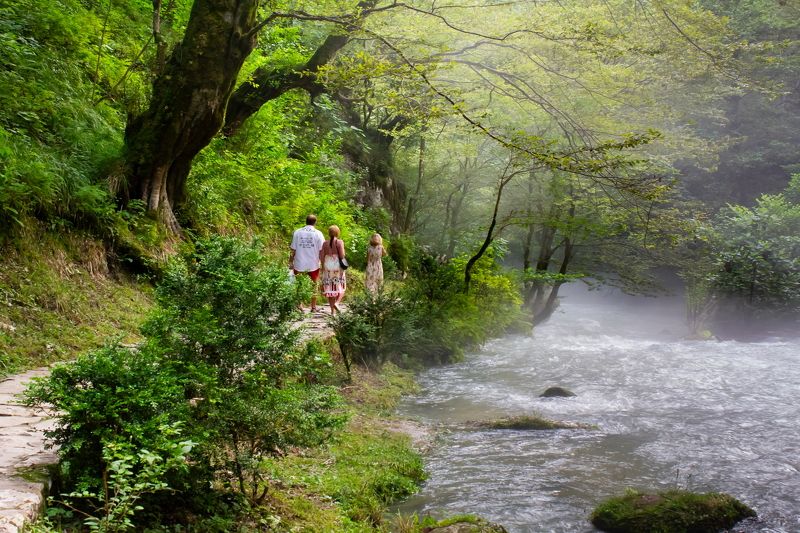 Абхазия, река, вечер Прогулка у горной речкиphoto preview
