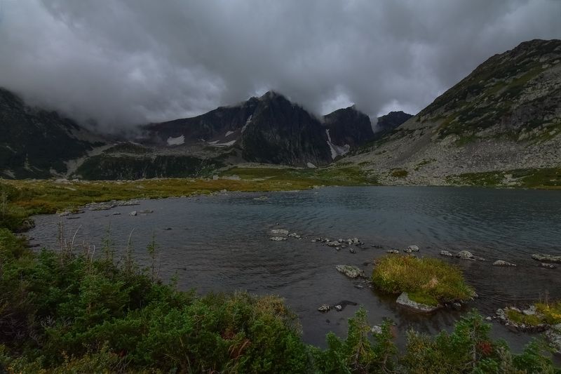 россия, хакасия, лето, пейзаж, пасмурно, озеро, горы Пасмурный день в горном озереphoto preview