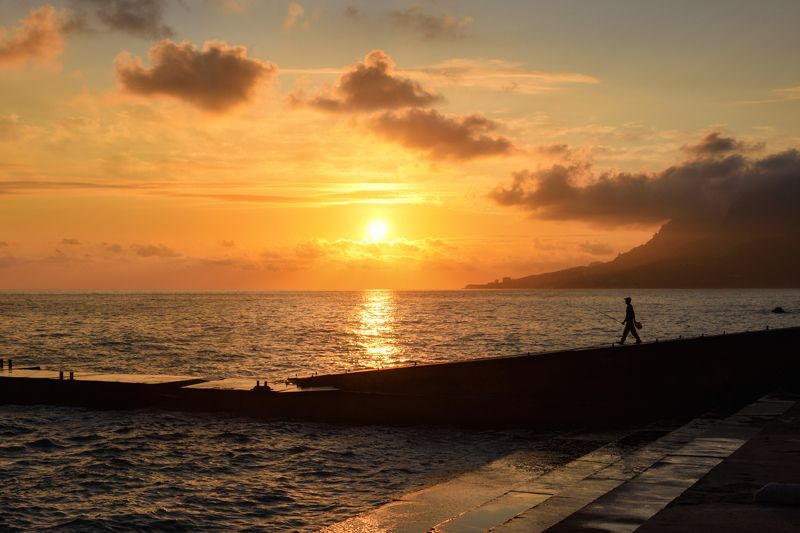рыбак, море, набережная, закат. \