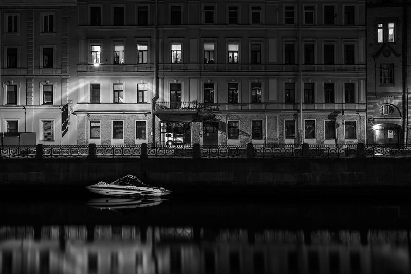 санкт-петербург, город, ночь, черно-белое, лодка, река, здание photo preview