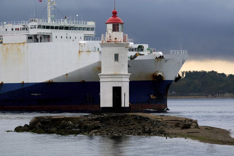 маяк, маяк токаревского, судно Гигантphoto preview