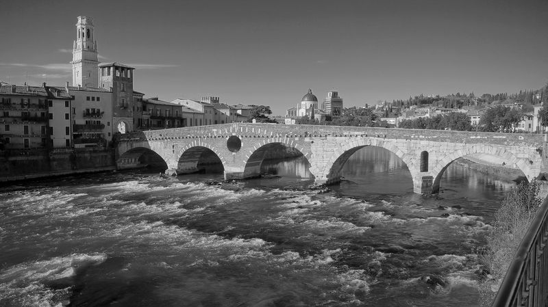 Verona Ponte Pietrophoto preview