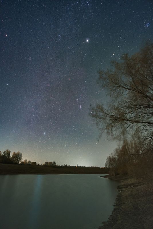 Осеннее звёздное небо после заката луны, снято рано утром 15 октября. Отражения на воде не получились из за ветра. Один лишь Сириус отсвечивался хорошо.photo preview