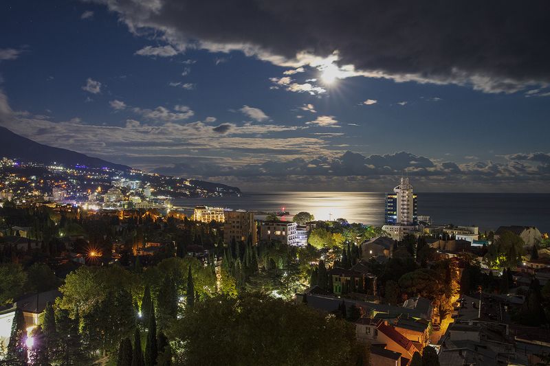 крым, ялта, город, море, ночь, луна, полнолуние, небо, серебро, А за окном... фото превью