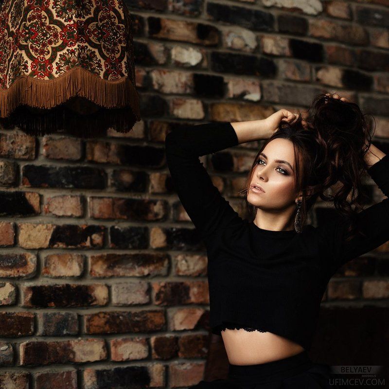 невидимка, девушка, взгляд, глаза, черный, юбка, волосы, кирпич Ксенияphoto preview