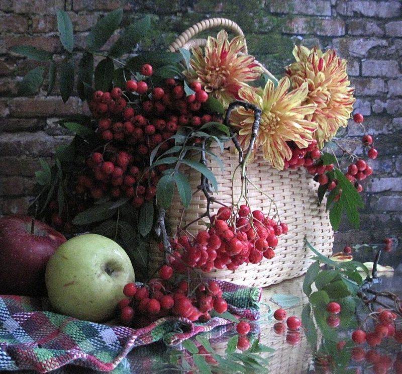 цветы, букет, ветки, рябина, яблоки, плетёнка, салфетка Макушка осениphoto preview