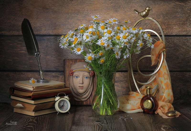 ромашки, панно, книги, перо, драпировка, флакон, будильник Немного грустиphoto preview