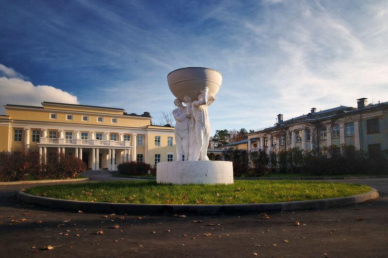 театр, сккульптура, небо Театр \