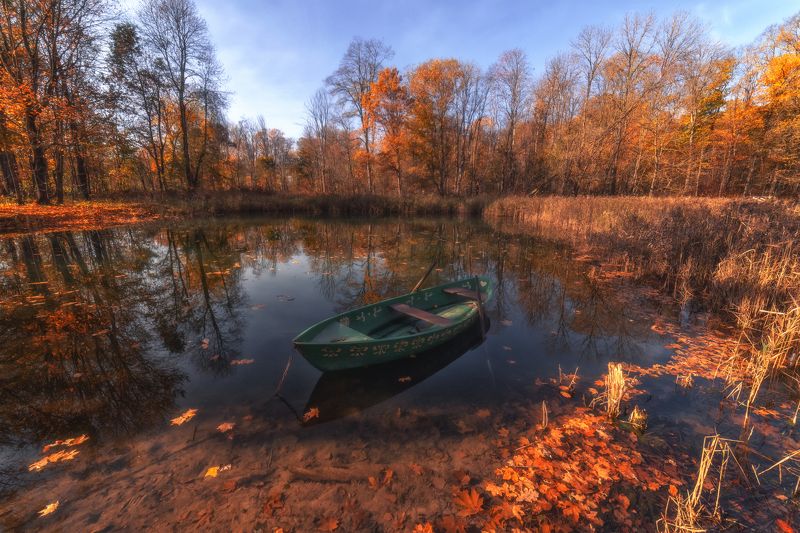 осень пруд лодка листья Осень в старом парке фото превью