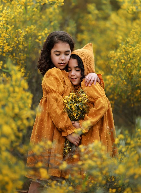 Sisters hugphoto preview