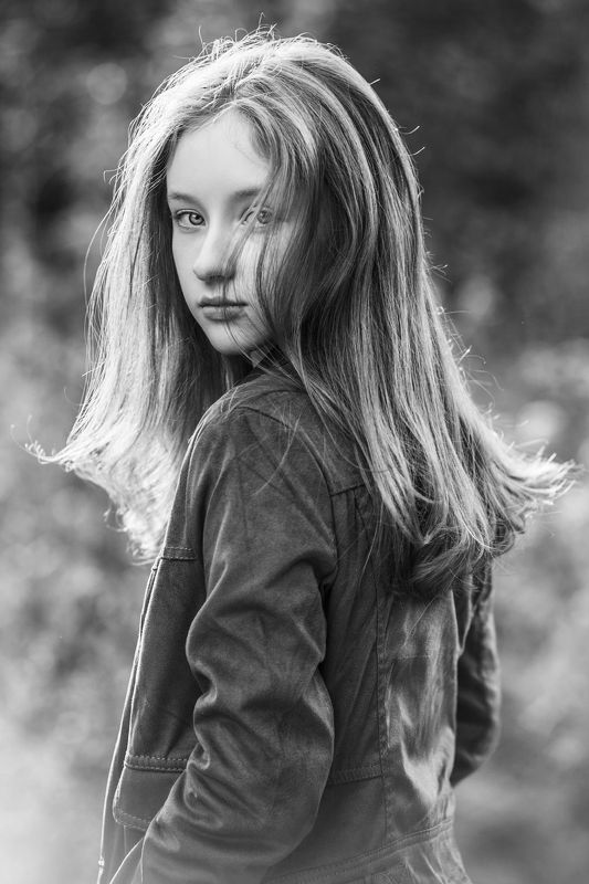 Она оглянулась посмотреть...photo preview