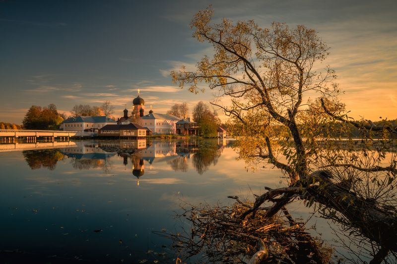 введенская островная пустынь, введенское, владимирская область, осень, отражение, пруд, храм, монастырь, воскресенье, закат, вечер, лес, россия Золотой вечерphoto preview