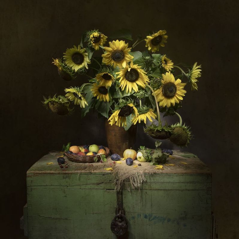 натюрморт, подсолнухи, сундук На старом сундуке...photo preview
