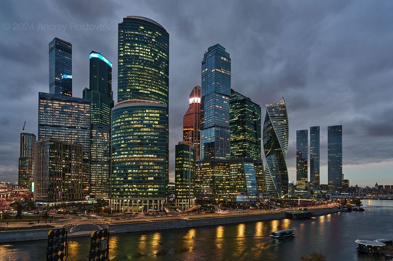 Москва, Сити, небоскрёб, вечер Небоскрёбы Москва-Сити фото превью