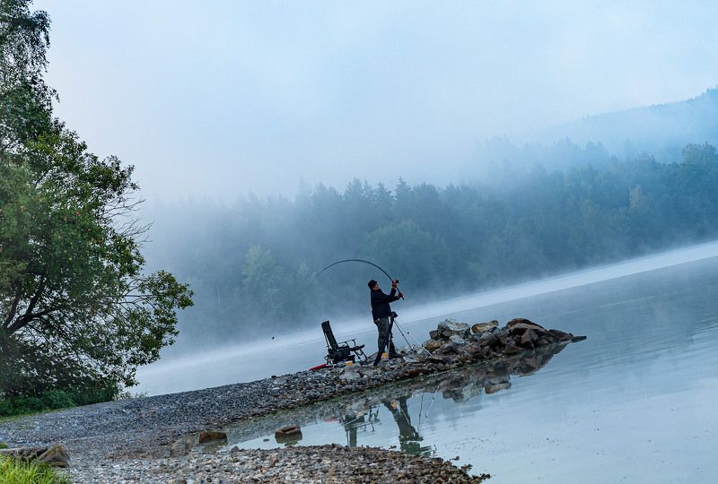 Рыбак озеро утро  А земля все таки круглая photo preview