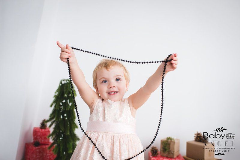 девочка,бусы,семейное фото,семья,новый год Даша и бусыphoto preview