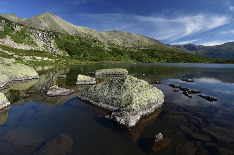 россия, хакасия, кузнецкий алатау, лето, озеро, вода, камни,  горы На озере Кузнецком Алатауphoto preview