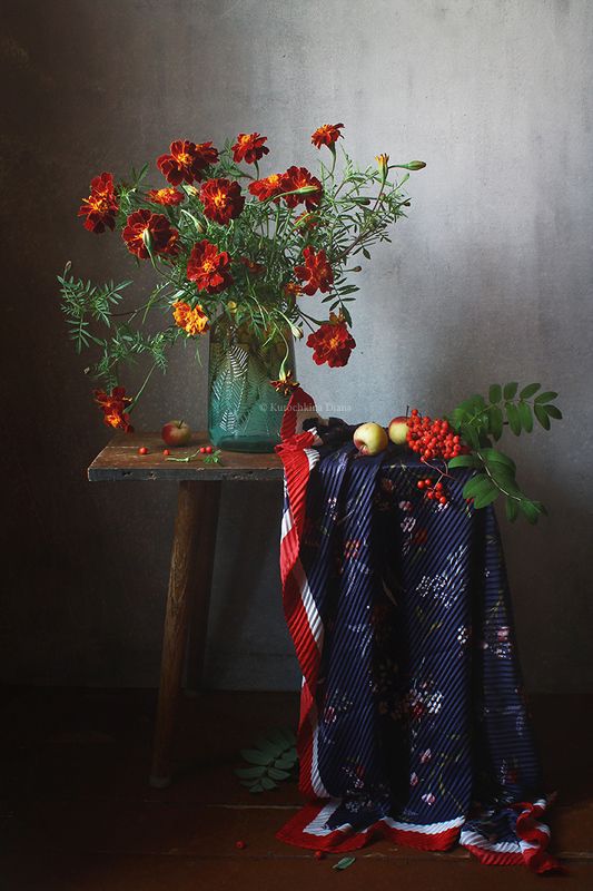 натюрморт, осень, бархатцы, рябина краски осени фото превью