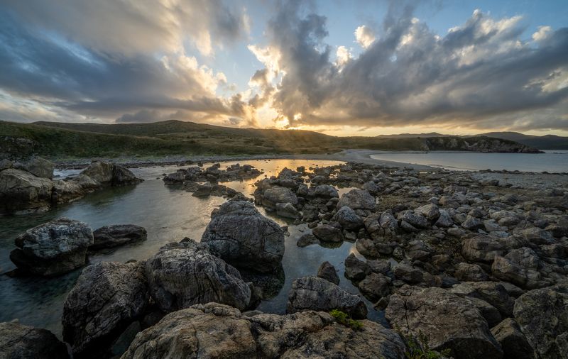 Россия, Приморский край, Японское море, полуостров Гамова, бухта Орлинка, Приморье На закате фото превью