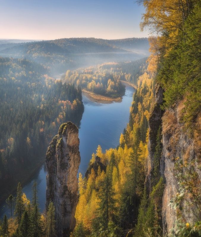 Чёртов палец в окружении осениphoto preview