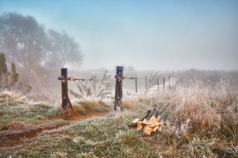 беларусь, иней, мост, октябрь, осень, рассвет, река, свислочь, туман, утро Пешеходный мостик в морозное утроphoto preview