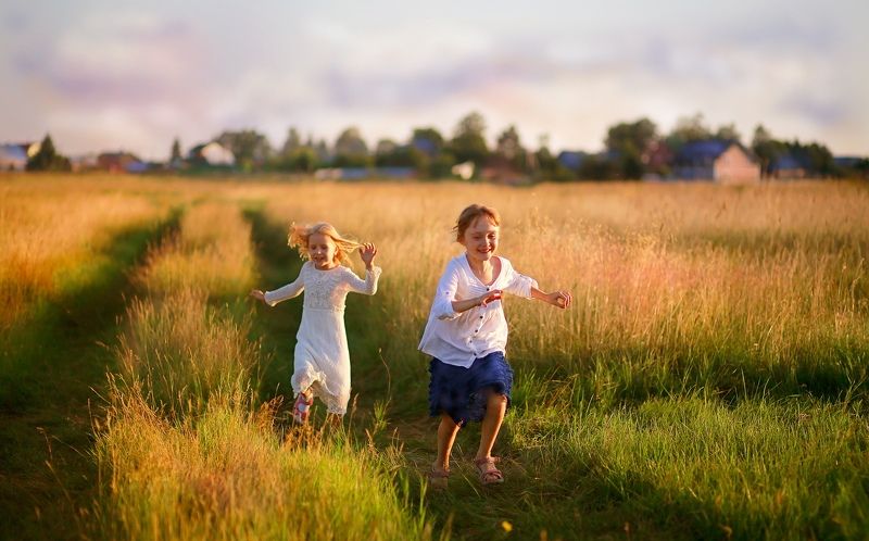 лето, детство, дети, поле, трава, бегут, фотография, дружба, цвет, свет, портрет Истории из детства. Дружба.photo preview