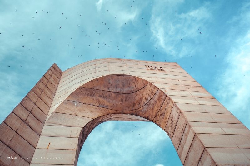 the arch of freedom,bulgaria,travel,blue,sky,birds, The arch of freedomphoto preview