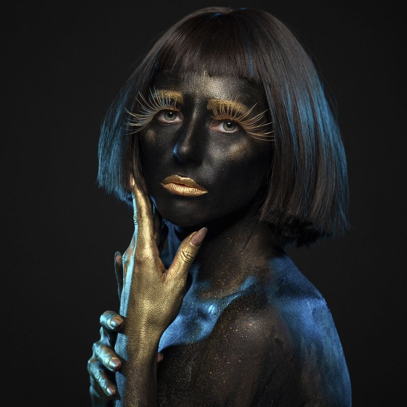 art, attractive, beautiful woman, beauty, black and gold, close-up, creative, eyelashes, femininity, headshot, human face, individuality, indoors, light, looking at camera, makeup, one person, portrait, pose, shadow, side view, studio shot, young woman Portrait in Black and Gold фото превью