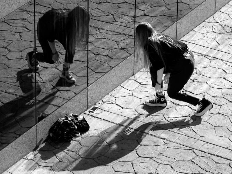 зеркало, полуприсяд, штрихованная тень, кеды Выйти из сумракаphoto preview