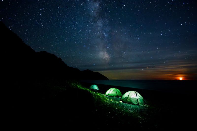 Сахалин, море, звёзды, пейзаж, палатки, луна Островная ночь фото превью